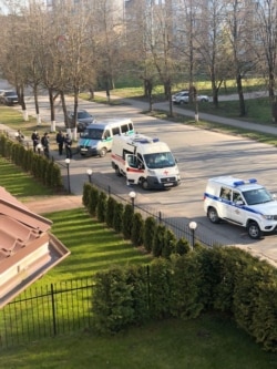 Скорые, приехавшие за Татьяной (фото из соседней квартиры)