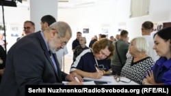 Глава Меджлиса Рефат Чубаров и Ольга Афанасьева – мама крымского активиста, автора Крыма.Реалии Геннадия Афанасьева, погибшего на войне с Россией, пишут письма заключенному Россией автору Крыма.Реалии Владиславу Есипенко.