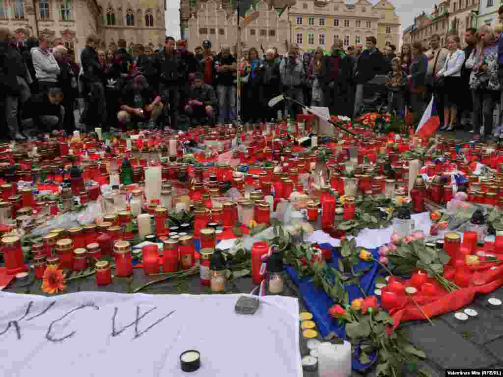 Thousands of ice hockey fans also turned out on Prague&#39;s Old Town Square to mourn the victims of the crash.