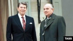 Ronald Reagan (left) and Mikhail Gorbachev in the mid-1980s.