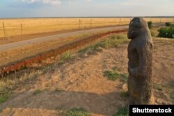 Статуя женщины в заповедники «Аскания-Нова». Украина, архивное фото