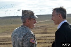 U.S. Army General John Nicholson (left) and NATO Secretary-General Jens Stoltenberg (file photo)