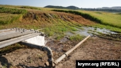 Вода из возведенного водовода сбрасывается в Симферопольское водохранилище, 4 августа 2020 года