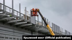 На железнодорожной части Крымского моста ставят шумозащитные экраны и стойки освещения