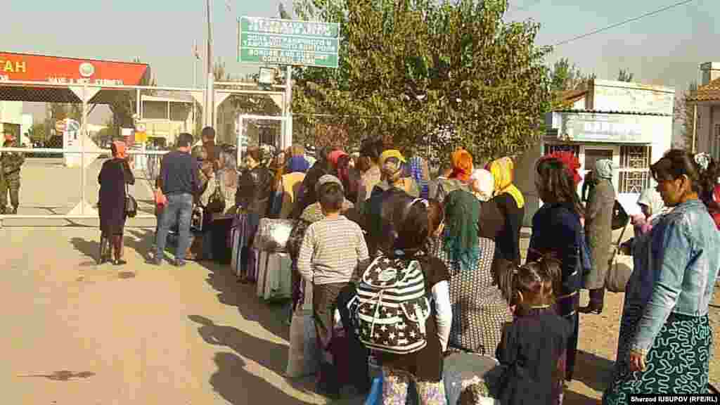 Uzbekistan / Kyrgyzstan - Dostuk border checkpoint