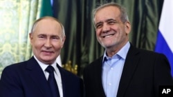 Russian President Vladimir Putin (left) and his Iranian counterpart, Masud Pezeshkian, meet in Moscow on January 17.