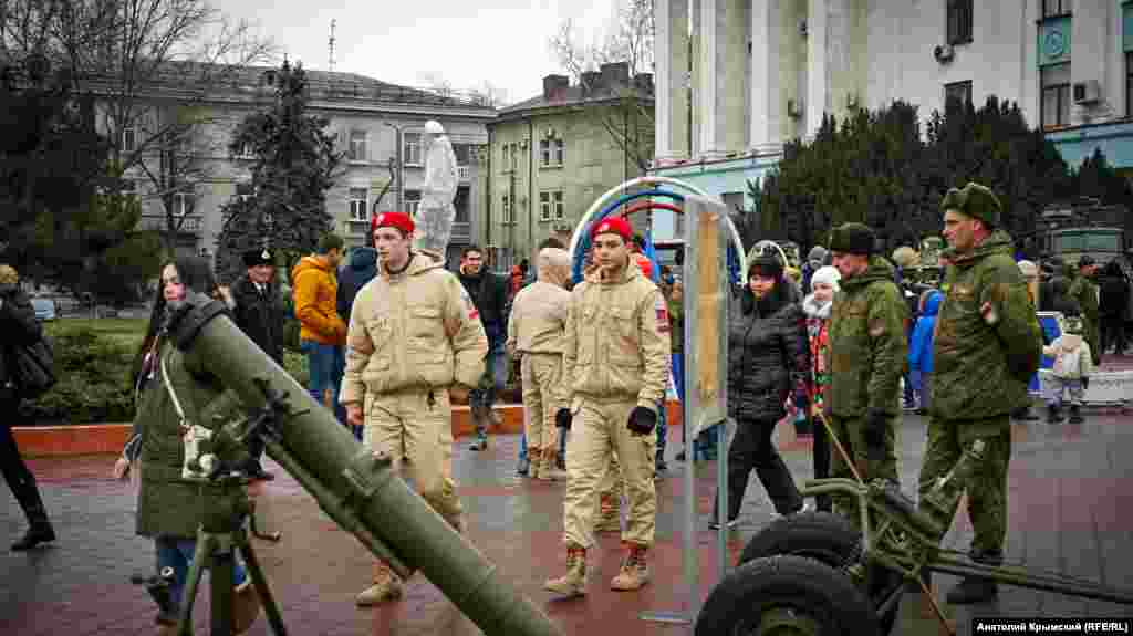 &laquo;Юнармейцы&raquo; возле 120-миллиметрового миномета