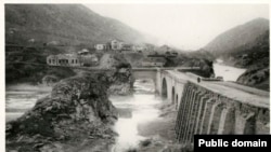 A photo of the span around the late 1800s after it was rebuilt with sturdy stone arches.