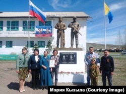 Памятник в сибирской деревне Кара-Хаак братьям Кара-Салам – Белеку и Авыралу, погибшим в Украине