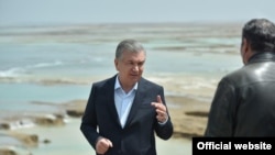 Prezident Shavkat Mirziyoyev texnogen ofat yuz bergan Sardoba suv ombori hududida. 