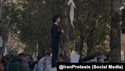 The image of a young Iranian woman protesting against the compulsory hijab quickly went viral on social media.