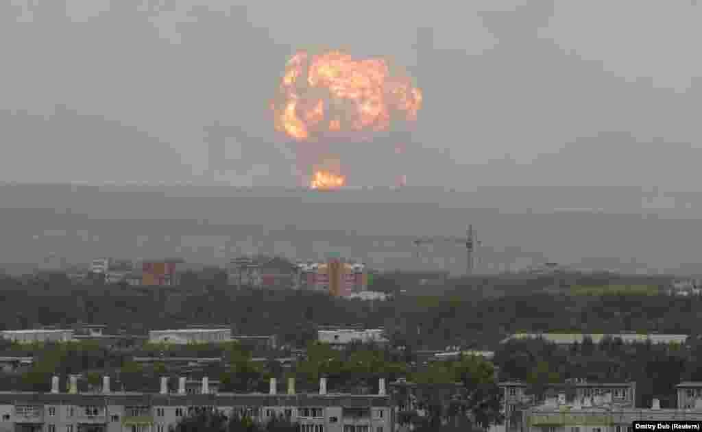 Flames and smoke belch over the horizon at Achinsk, in Russia&#39;s Krasnoyarsk region.