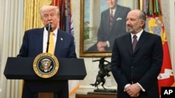 U.S. President Donald Trump (left) with Commerce Secretary Howard Lutnick (file photo)