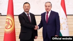 Kyrgyz Foreign Minister Ruslan Kazakbaev (left) and his Tajik counterpart, Sirojiddin Muhriddin (file photo)