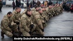 После «нормандского саммита» в Париже потери ВСУ только возросли. На архивном снимке – военнослужащие на Майдане Независимости в Киеве прощаются с побратимами, погибшими на Донбассе