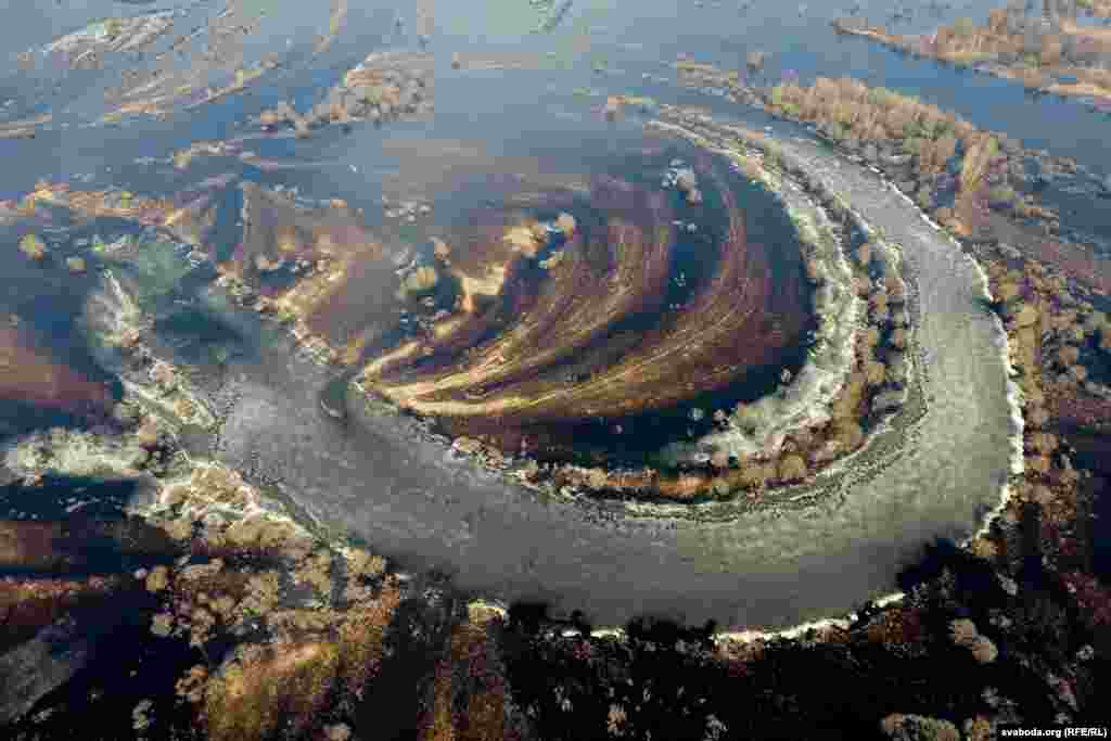 Луг около села затопило водой