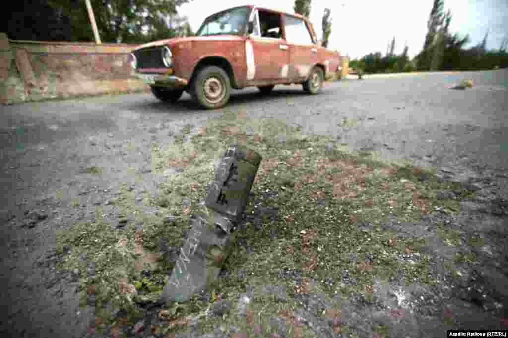 Поврежденная дорога в азербайджанском городе Тартар