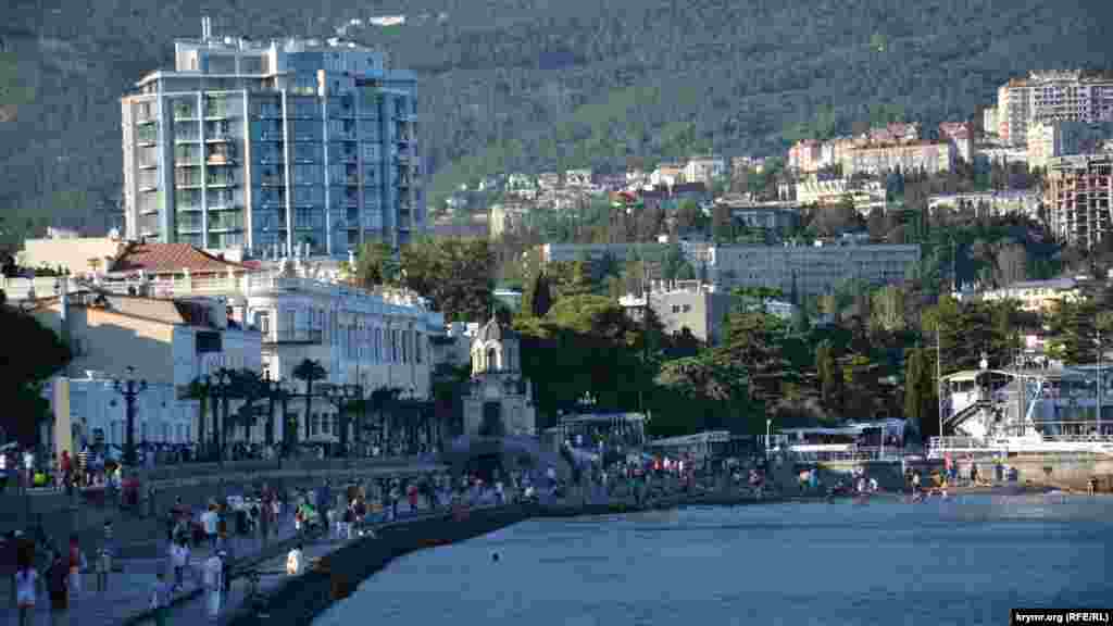 Горожане и гости города вышли на набережную Ялты, чтобы отметить День города, 14 августа 2016 года