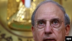 Middle East envoy George Mitchell at a press conference in Cairo 