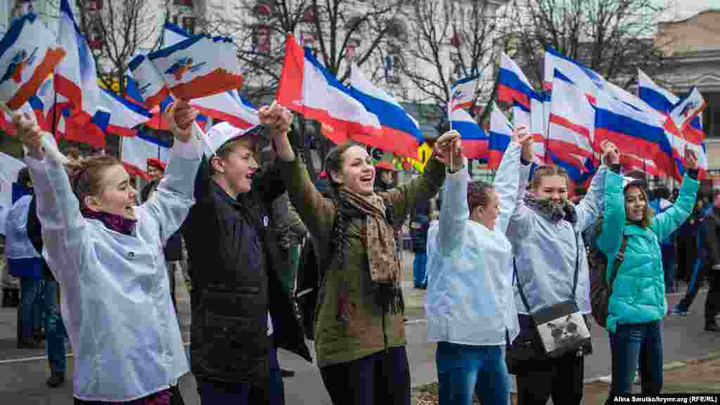 Участники шествия танцуют в центре Симферополя