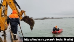 В Ленинском районе спасатели чистят побережье от мазута с российских танкеров, 22 декабря 2024 года