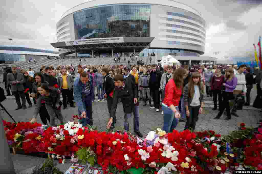 Two Belarusians were also among the dead. Many hockey fans turned up at the Minsk-Arena Complex to pay their respects.&nbsp;