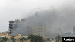 A building burns following heavy fighting in Misurata on April 21.