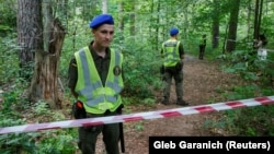 Ukrainian authorities cordon off the site in the Kyiv park where Belarusian activist Vital Shyshou was found dead on August 3. 