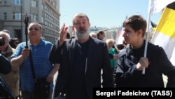 Vyacheslav Maltsev (center) takes part in a Russian opposition rally in Moscow in May 2017.