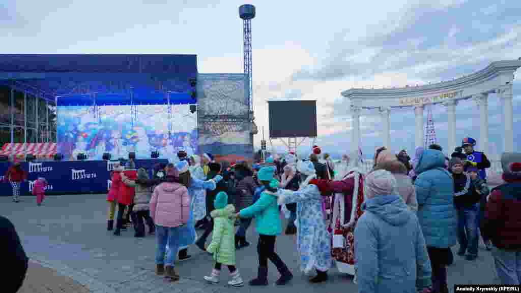 На новогодние мероприятия взрослые и юные алуштинцы собираются у главного символа родного города &ndash; ротонды