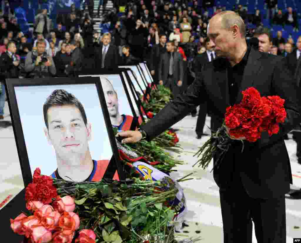 Russia&#39;s then-Prime Minister Vladimir Putin flew in specially to attend a farewell ceremony for the Lokomotiv Yaroslav ice hockey players at their home arena.