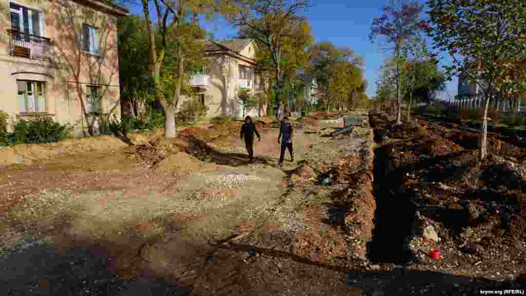 А в конце Курортной еще с весны идет ремонт&nbsp;дорожного покрытия. До завершения, похоже, еще далеко