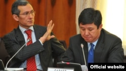 Joomart Otorbaev (left) and Temir Sariev (file photo)