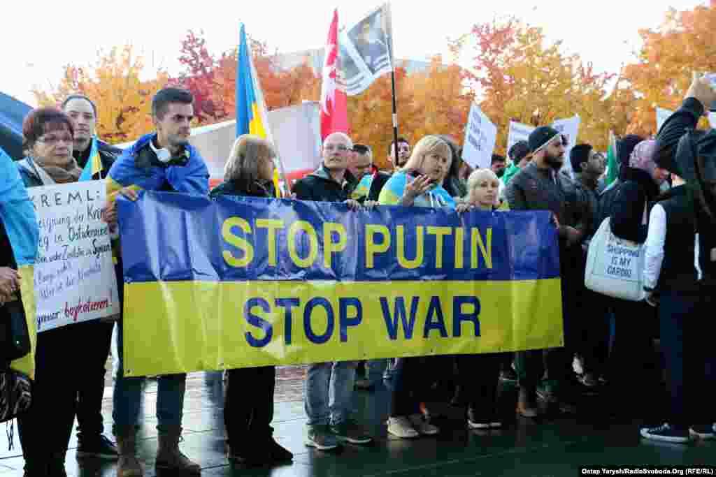 Украинцы вышли на митинг в день саммита &laquo;Нормандской четверки&raquo; в Берлине. Протестуют против войны и политики Путина