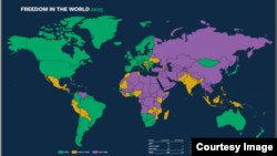 Freedom House ташкилотининг 2025 йили жаҳондаги эркинлик даражаси акс эттирилган харитаси. Яшил ранг “эркин”, сариқ ранг “қисман эркин”, сафсар ранг эса “эркин бўлмаган” мамлакатларни англатади.